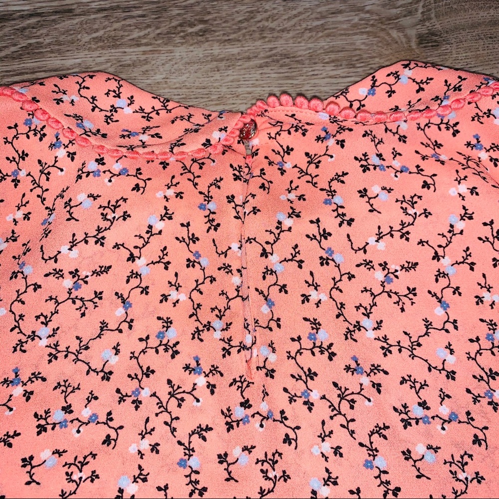 NWT CeCe | Collared Flutter Sleeve Floral Top - Picture 7 of 9